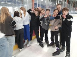 Rok szkolny 2023-2024 - 142 - 7A wita wiosn⌐ na lodowisku